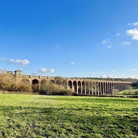 Quirky Vintage Horsebox Conversion With Stunning Views Of Ardingly Reservoir Balcombe Exterior photo